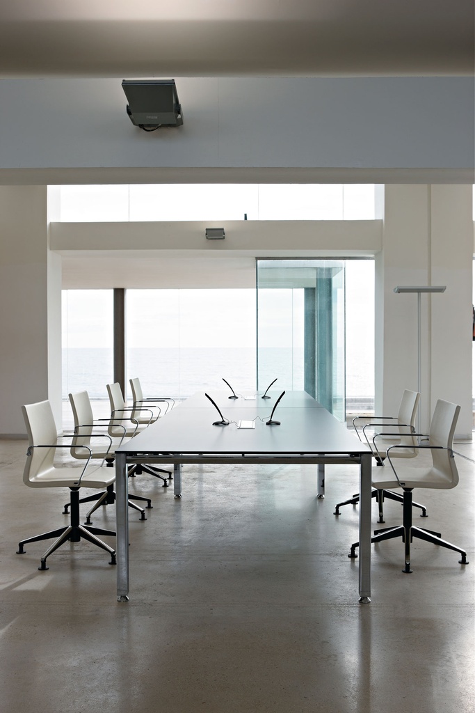 Mesa Vital en sala de reuniones con sillas Uma