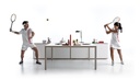 Modelos jugando a tenis en mesa Prisma con diseño escandinavo y sillas Trim de Actiu 