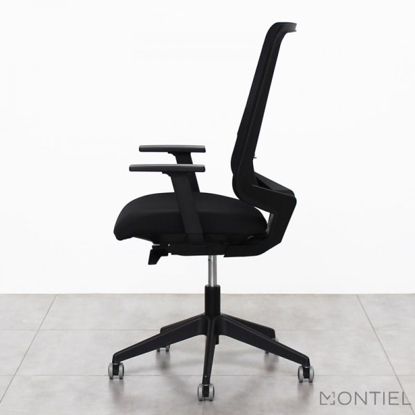 Silla Dot.Home Black Express de perfil en oficina