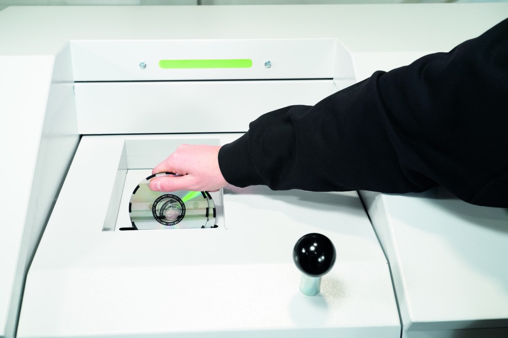 Fácil operación de destruir discos de CD por operario con destructora HSM HDS 230