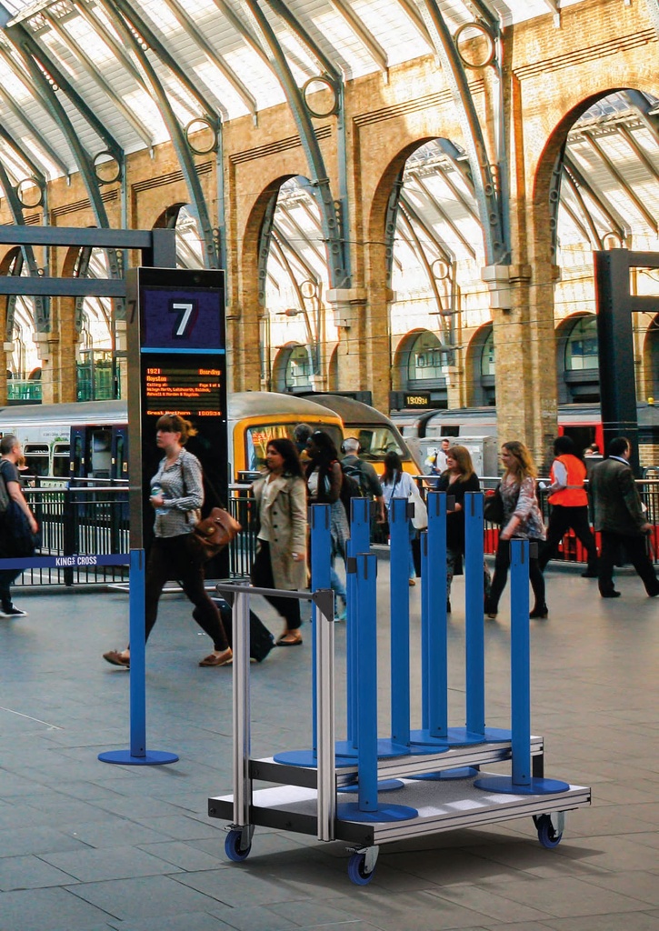 Carros para transportar postes separadores en estación de tren