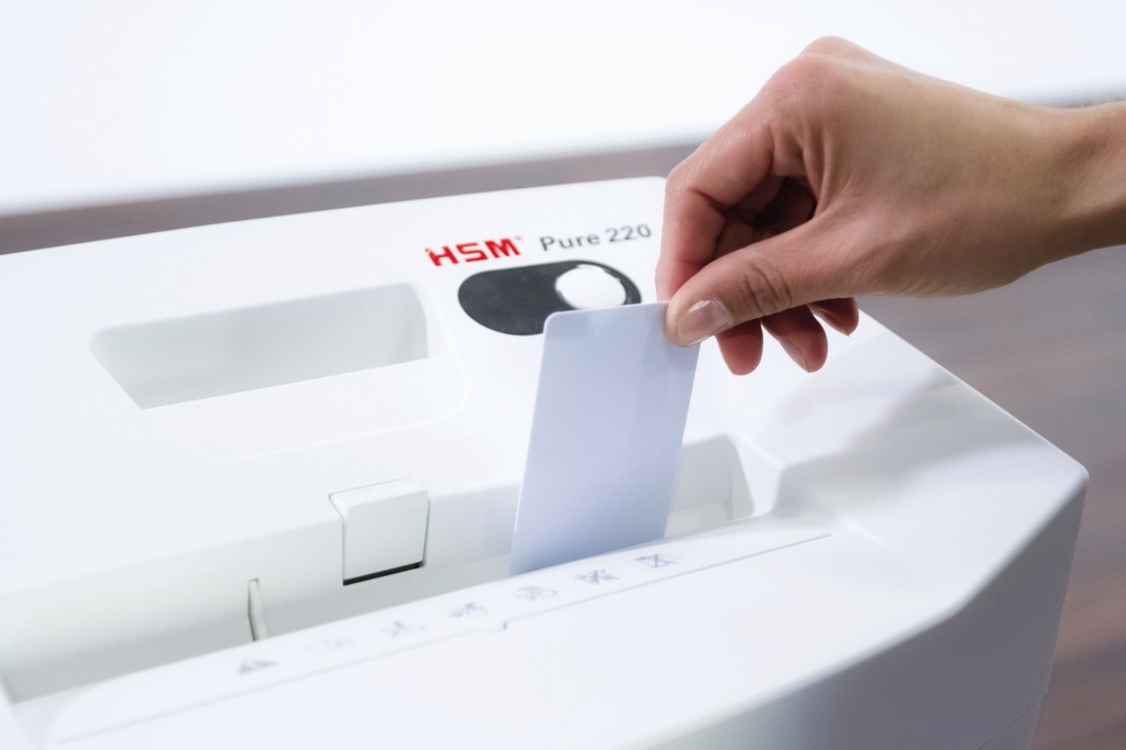 Destructora HSM Pure 220 tritura tarjetas con corte en tiras de 3,9 mm.